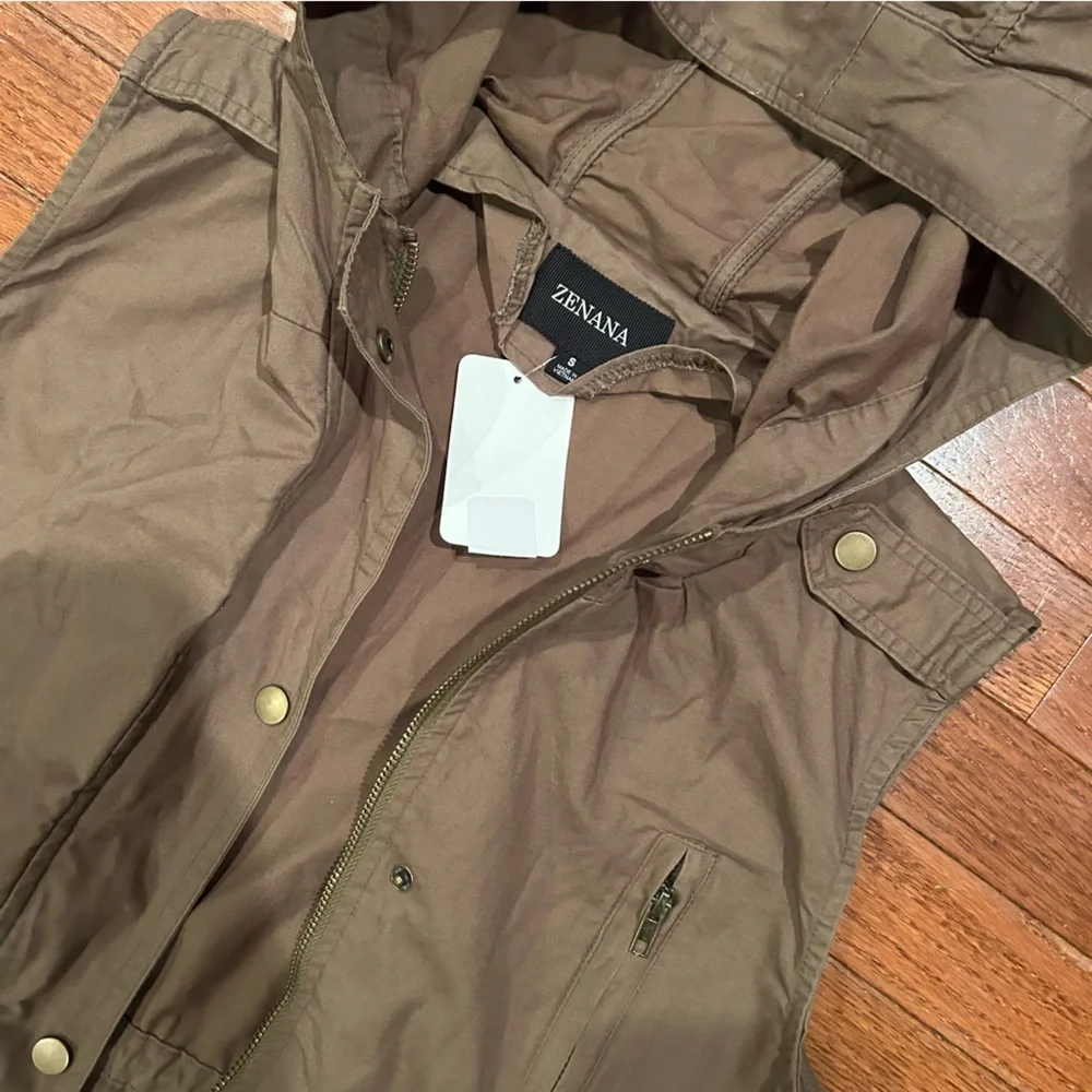 Zenana olive green hooded utility vest. Women’s size M - Picture 3 of 4